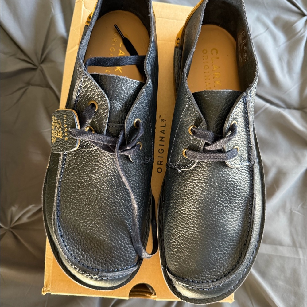 Clarks Black Leather Lace-Up Wallabee with Tan Heel Panel - Picture 5 of 8